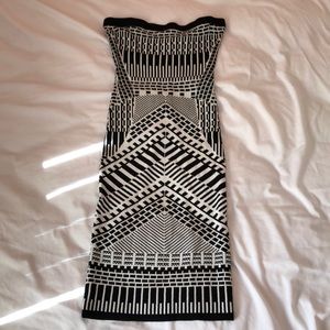 NEW Bebe B&W Tribal Bodycon Dress (XS)